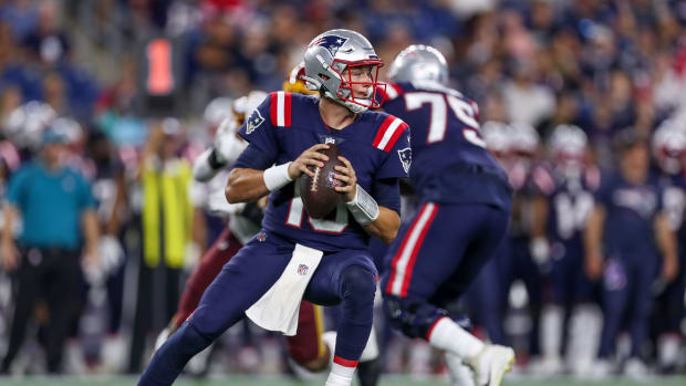 Aug 12, 2021; Foxborough, Massachusetts, USA; New England Patriots quarterback Mac Jones (10) looks to pass during the first half against Washington Football Team at Gillette Stadium. Mandatory Credit: Paul Rutherford-USA TODAY Sports